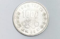 金だけじゃない!!銀の価格も高騰しています!!1000円銀貨1枚3,000円で買取致します!!