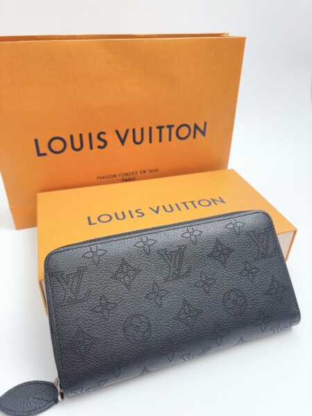 Louis Vuitton マヒナ ノワール ジッピーウォレット 買取致しました。